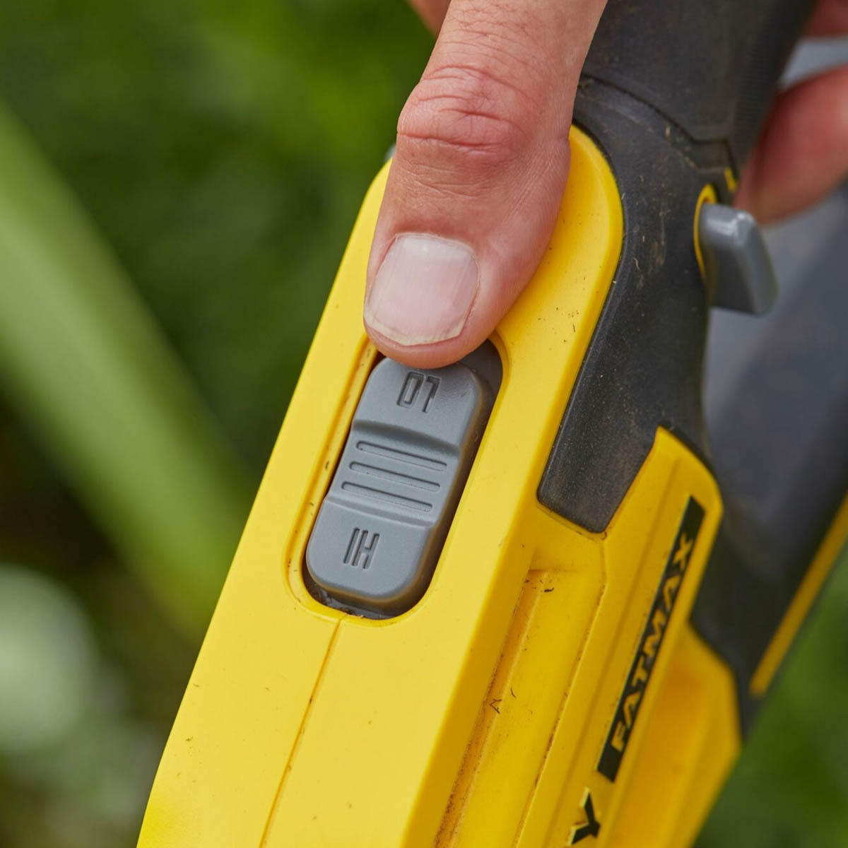 Stanley Grass Trimmer Cordless 18V 4Ah Li-Ion SFMCST933M1-GB 330mm Grass Cutter - Image 4