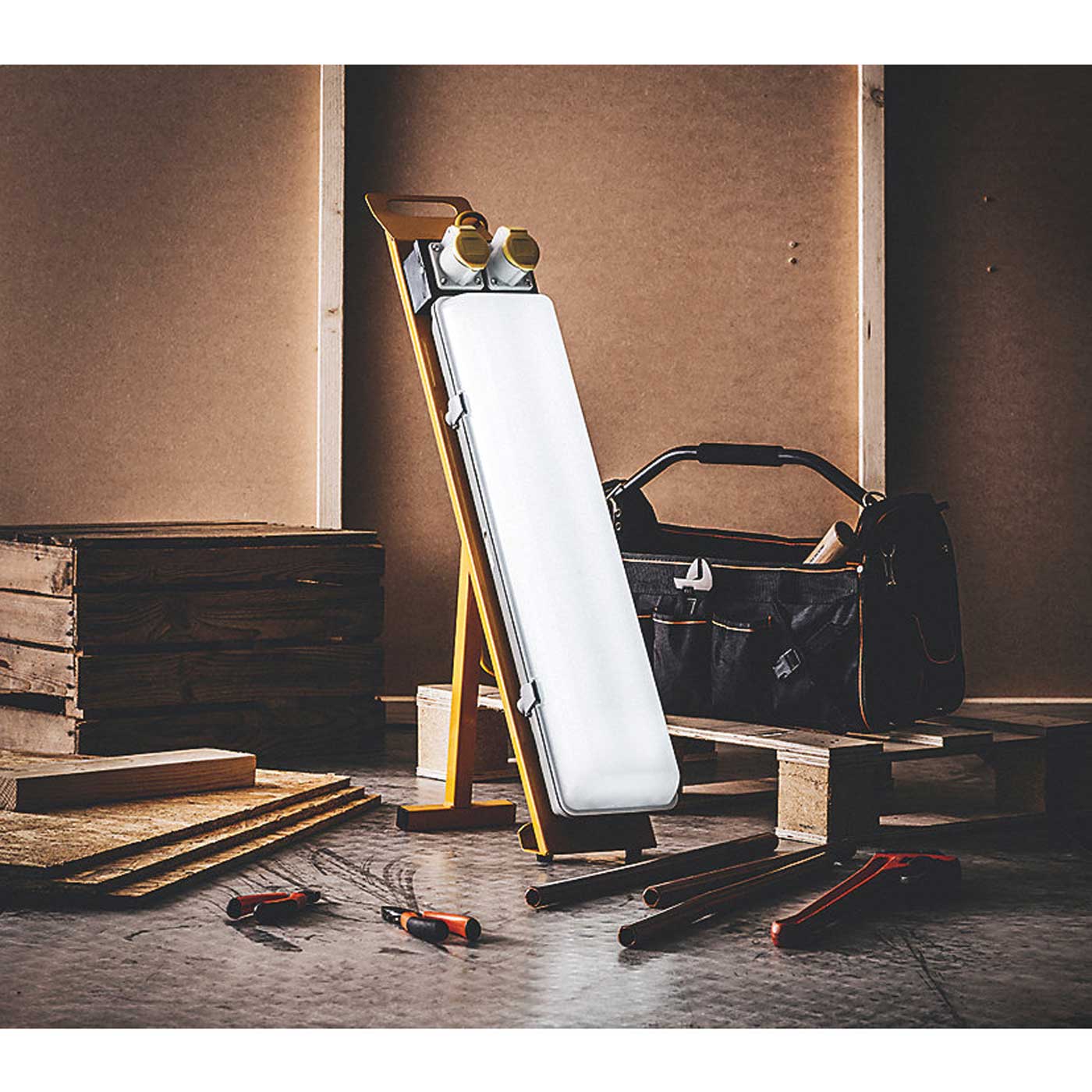Defender LED Work Light Electric 110V E709278 Cool White 1200lm Heavy Duty 20W - Image 2