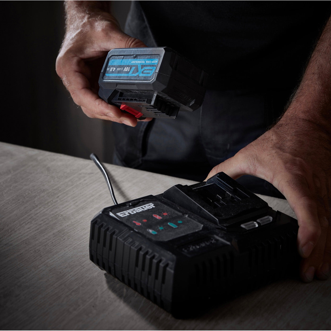Erbauer Fast Battery Charger EXT 18V Li-ion Wall Mounted Single Docking - Image 3