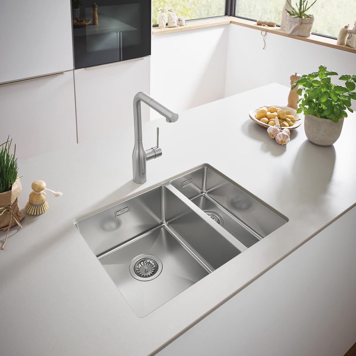 Grohe Kitchen Sink 1.5 Bowl Stainless Steel Undermount Strainer Waste Modern - Image 1
