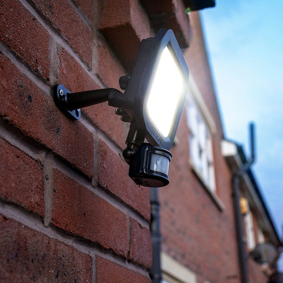 Luceco Floodlight Smart Outdoor Integrated LED Neutral White Black PIR 20W - Image 2