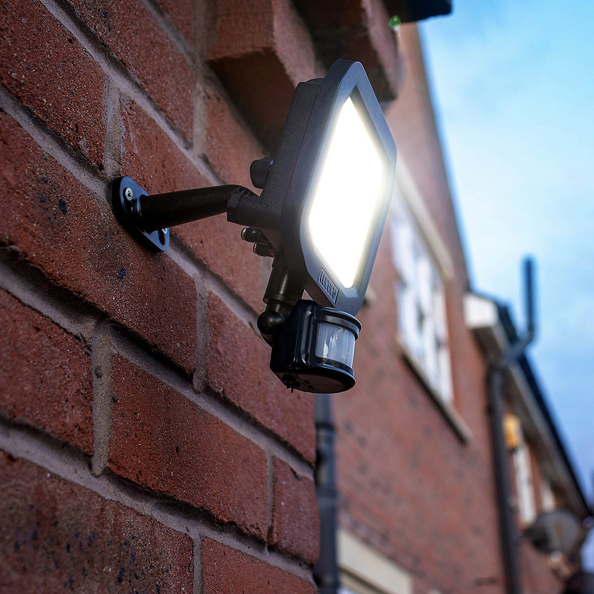 Luceco Floodlight Smart Outdoor Integrated LED Neutral White Black PIR 20W - Image 2