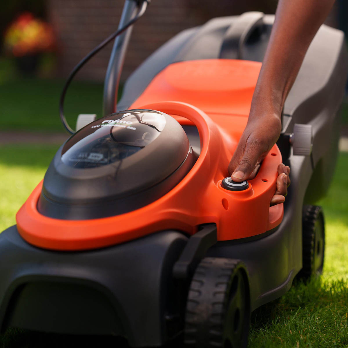 Flymo Cordless Rotary Lawnmower SimpliMow 320 Kit 18V 4Ah Battery - Image 3