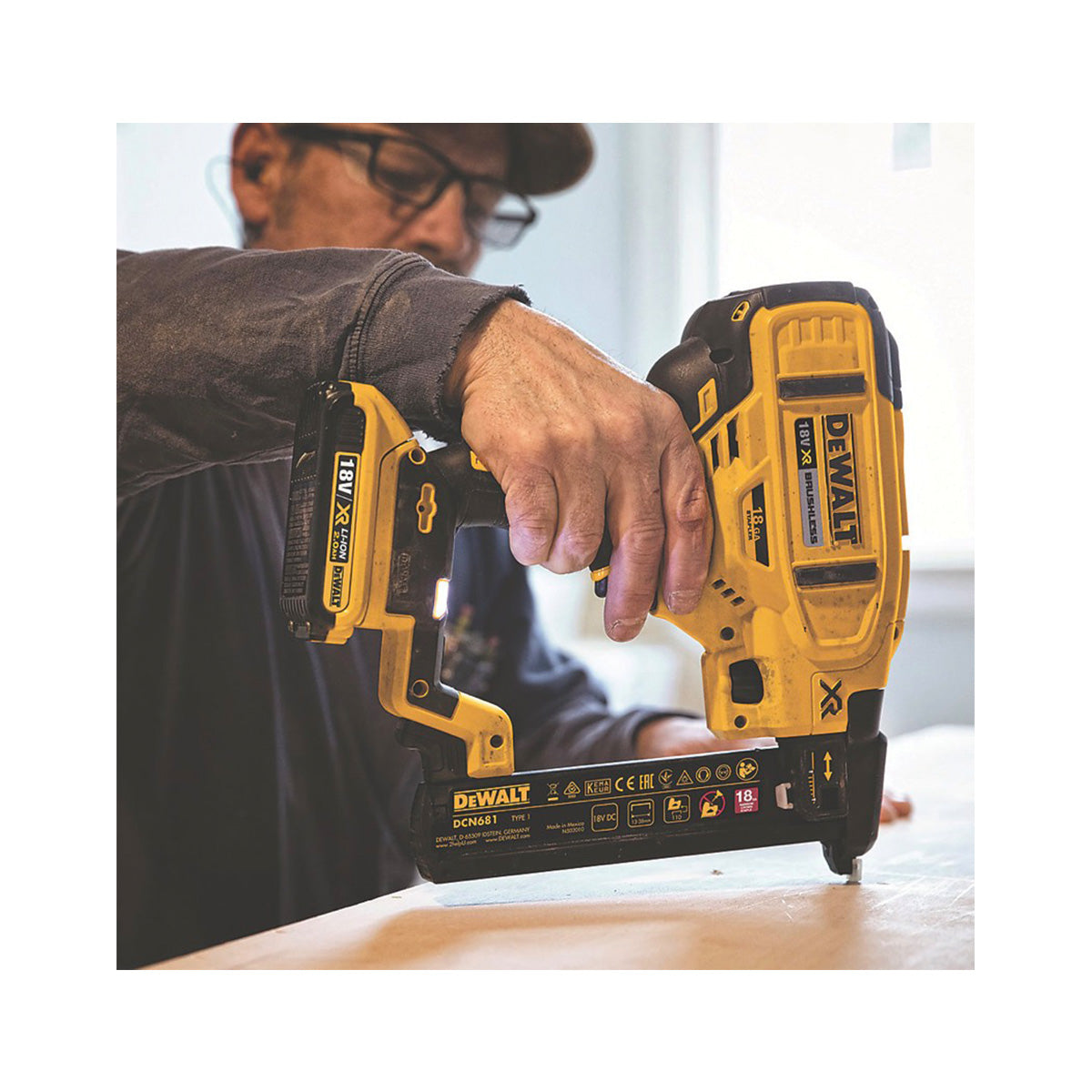 DeWalt Stapler Cordless 18V DCN681NXJ Second Fix 38mm Narrow Crown Body Only - Image 2