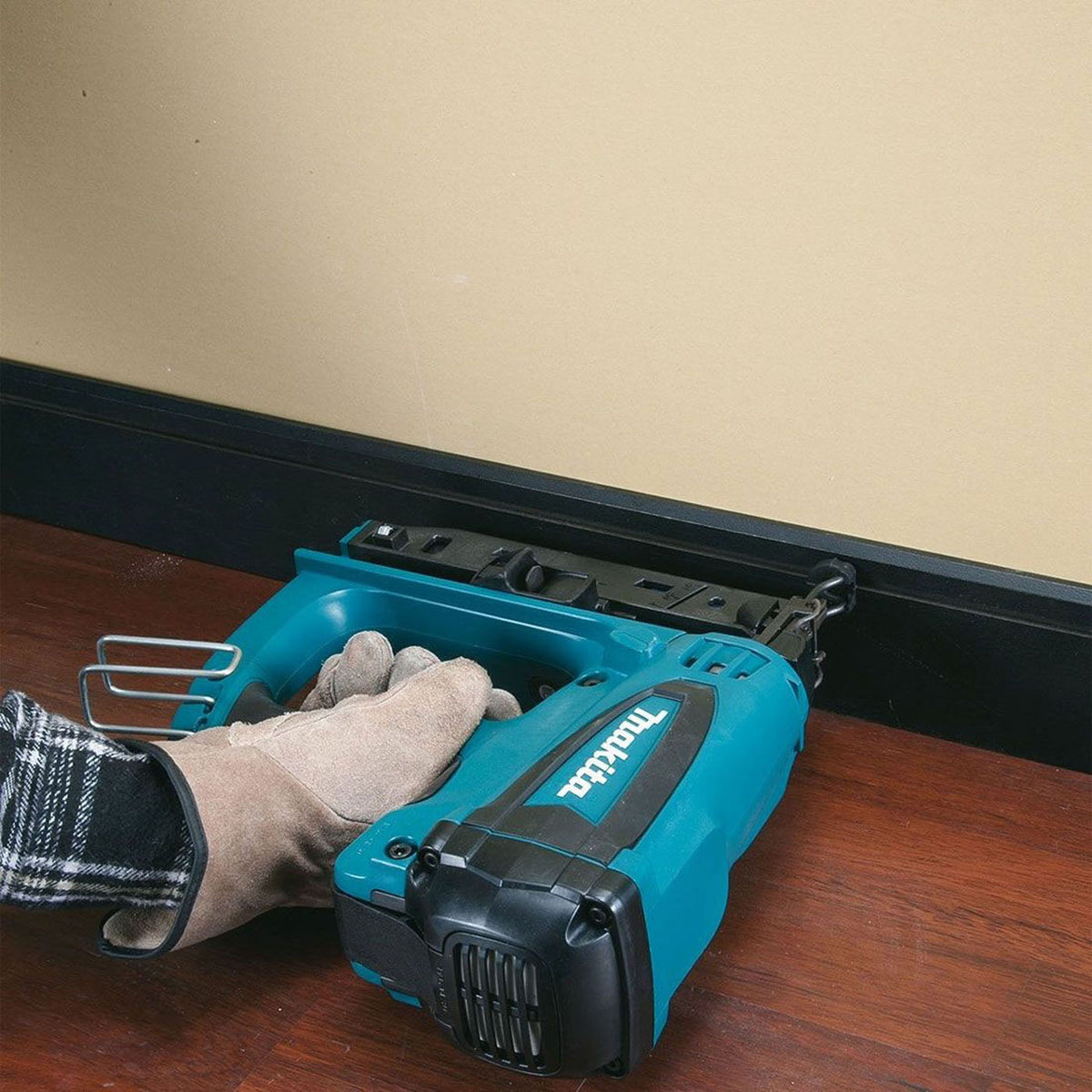 Makita Gas Nail Gun Cordless 7.2V 2x1Ah Li-ion GF600SE 2nd Fix Nailer Soft Grip - Image 3
